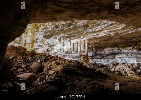 Entrada de Gruta da Lapa Doce, impresionante cueva de Iraquara, la Chapada Diamantina, en Bahía, Brasil Foto de stock