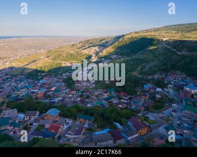 El paisaje de la aldea de Tarki en Rusia hecho de una montaña con un cielo azul claro. Foto de stock