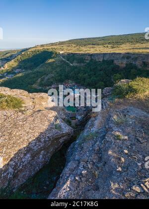 El paisaje de la aldea de Tarki en Rusia hecho de una montaña entre rocas enormes. Foto de stock