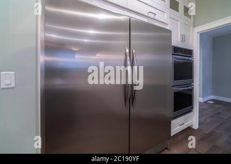 Panorama Gran nevera americana de puerta doble en una cocina: fotografía de  stock © dropthepress@gmail.com #383427706