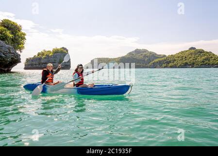 Madre e hija en kayak