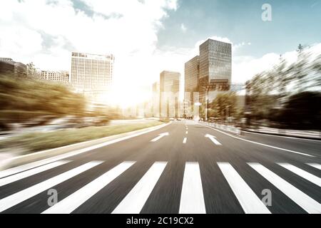 Vacíe el asfalto en la ciudad moderna con sunbeam Foto de stock