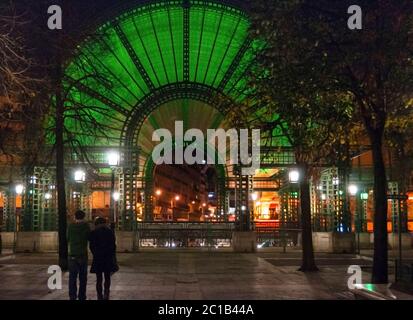 El centro comercial Forum des Halles de París tiene una gran entrada arquitectónica, con una iluminación espectacular por la noche, con un guiño al art nouveau francés. Foto de stock