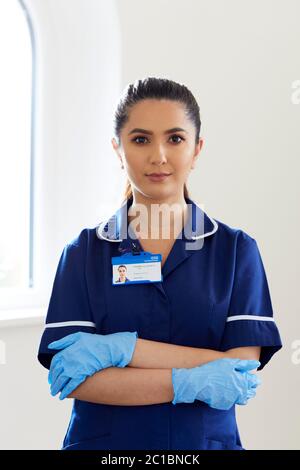 Retrato de enfermera con guantes de vinilo elástico Foto de stock