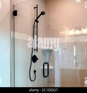 Cabina de ducha cuadrada con medio cristal y ducha negra y asa