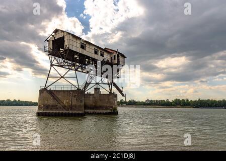 Las ruinas abandonadas del cargador de carbón del barco en el Danubio en Esztergom, Hungría