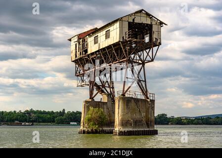 Las ruinas abandonadas del cargador de carbón del barco en el Danubio en Esztergom, Hungría