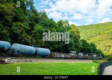 EMD SD70ACU locomotoras de carga mixta, curva de la herradura, municipio de Logan, PA Foto de stock