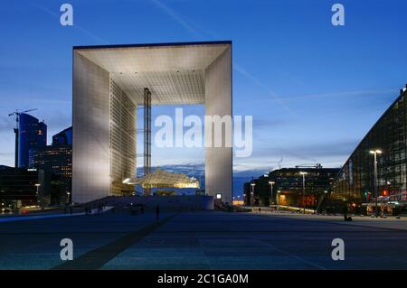 Grande Arche La Defense París Francia de noche