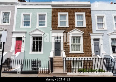 Hilera de casas de colores vistos en Notting Hill, Londres