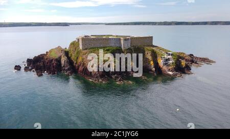 Vista aérea de Thorne Island Fort, cerca de Angle, Pembrokeshire Wales Reino Unido