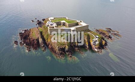 Vista aérea de Thorne Island Fort, cerca de Angle, Pembrokeshire Wales Reino Unido
