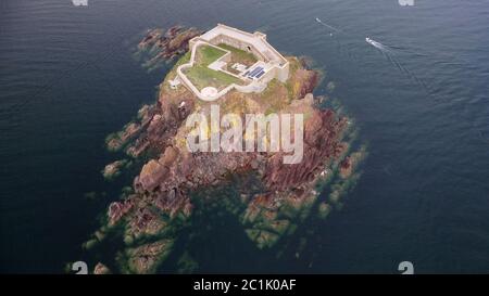 Vista aérea de Thorne Island Fort, cerca de Angle, Pembrokeshire Wales Reino Unido
