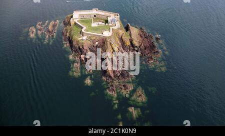 Vista aérea de Thorne Island Fort, cerca de Angle, Pembrokeshire Wales Reino Unido
