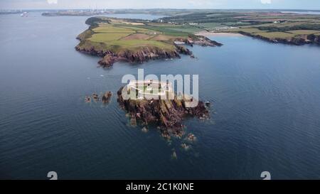 Vista aérea de Thorne Island Fort, cerca de Angle, Pembrokeshire Wales Reino Unido