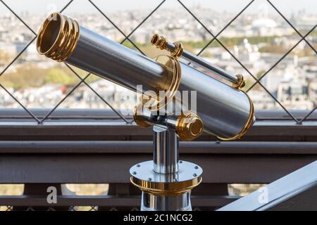 París, Francia, 30 2017 de marzo: Telescopio de la Torre Eiffel con vistas a París Foto de stock
