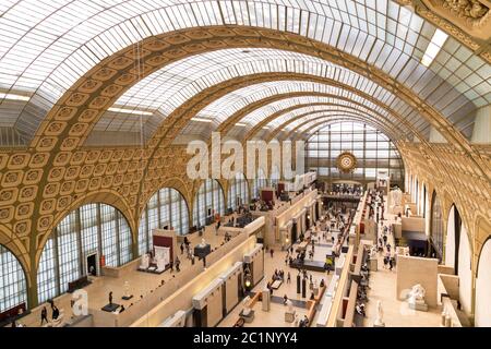 París, Francia, 28 2017 de marzo: El interior del musee d'orsay el 12 2015 de septiembre en París. Se encuentra en la antigua Gare d'Ors