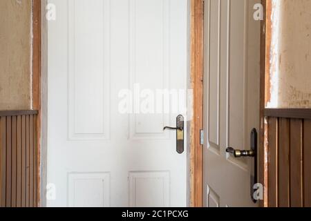 Cerca de una puerta de madera vieja, renovar pasillo vintage