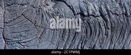 Detalle de una lava solidificada, parcialmente rota como un disparo panorámico, tomada en la isla de El Hierro, Islas Canarias