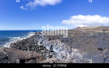 Lava solidificada y grandes piedras de guijarros en la costa sur de El Hierro, Islas Canarias, al oeste de La Restinga