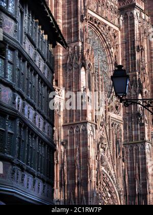 estrasburgo casa de entramado de madera y la catedral Foto de stock