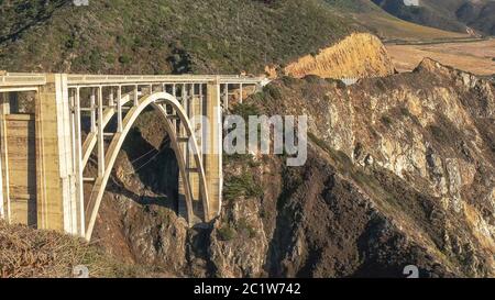 Cerrar vista de bixby puente en la autopista 1 que recorre la costa de California en Big sur Foto de stock