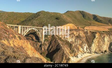 Un amplio ángulo de filmación bixby puente en la autopista 1 que recorre la costa de Big sur Foto de stock
