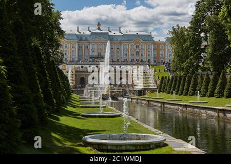 Vista del famoso monumento del Palacio Peterhof, cerca de la ciudad de San Petersburgo en Rusia