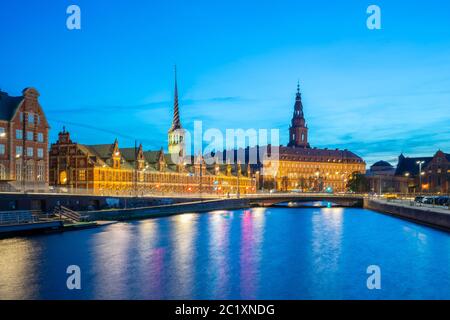 Vista nocturna del Palacio Christiansborg en Copenhague, Dinamarca