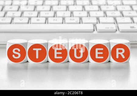 Letra dice delante de un teclado - impuesto - Steuer alemán Foto de stock