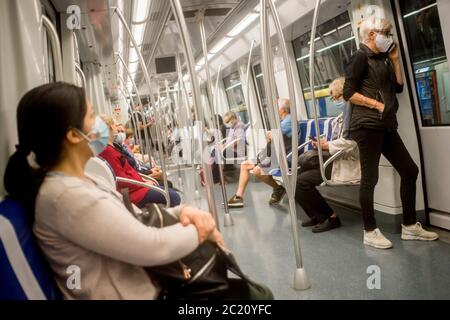 Los viajeros que usan máscaras de cara viajan en metro en Barcelona. El uso de máscaras protectoras es obligatorio en el transporte público de Barcelona. Foto de stock