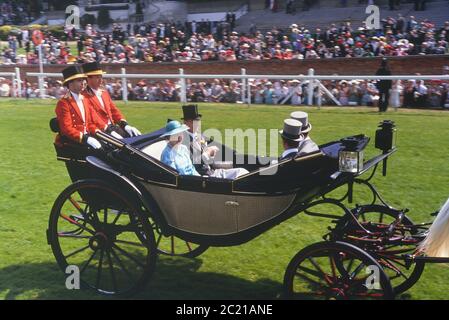 HM Reina Isabel y Príncipe Felipe Duque de Edimburgo llegando a las carreras reales de Ascot en el carruaje real. Inglaterra. 1989 Foto de stock