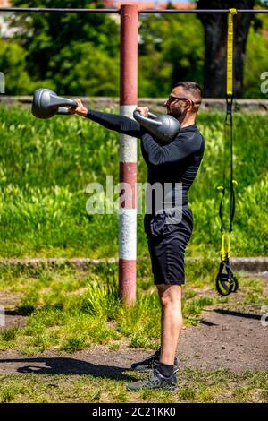 Entrenamiento Entrenamiento Kettlebell swing al hombre en el gimnasio con paredes  rojas Fotografía de stock - Alamy