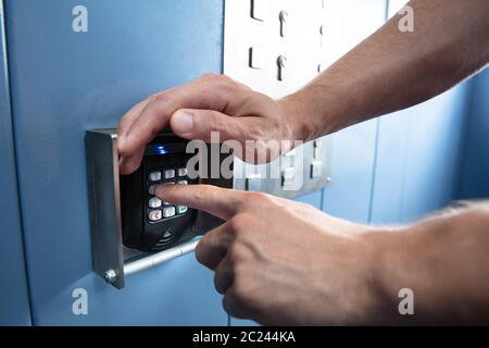 Control de acceso en ascensor. mano sujetando una llave para desbloquear el  elevador baja Fotografía de stock - Alamy