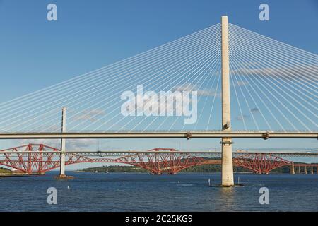 El nuevo puente Queensferry Crossing sobre el Firth of Forth con el puente Forth Road y el