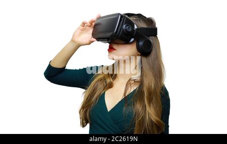Mujer joven lleve gafas de realidad virtual digital sobre fondo blanco.