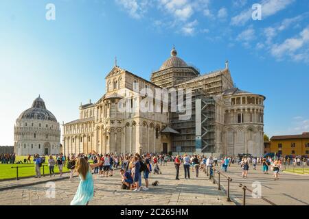 Los turistas se posan frente a la catedral del Duomo de Pisa en la plaza principal cerca de la Torre inclinada en Pisa, Italia
