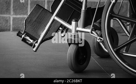 Closeup apoyapiés y donde de silla de ruedas. Triste noticia en el hospital. La depresión con el envejecimiento de la sociedad. Solitaria silla vacía. Equipos médicos para serv