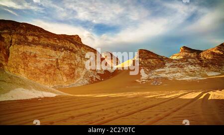 Panorama del valle El-Agabat en blanco desierto, Sahara, Egipto