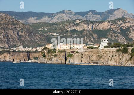 Ciudad de Sorrento, visto desde el agua, Campania, Italia Foto de stock