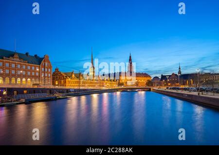 Vista nocturna del Palacio Christiansborg en Copenhague, Dinamarca