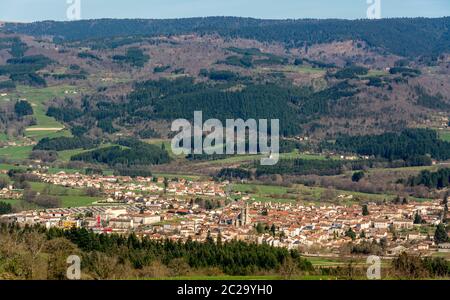Vista aérea de la ciudad de Ambert, Parque Natural Regional de Livradois . Puy de Dome. Auvernia. Francia Foto de stock