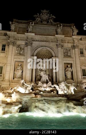 La Fontana de Trevi por la noche, en Roma.