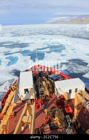 CCG Amundsen mientras ella rompe a través del hielo en Lancaster Sound, Ártico Canadá