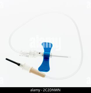 Un paquete de una aguja de catéter amargamente utilizada para la vía IV sobre un fondo aislado Foto de stock
