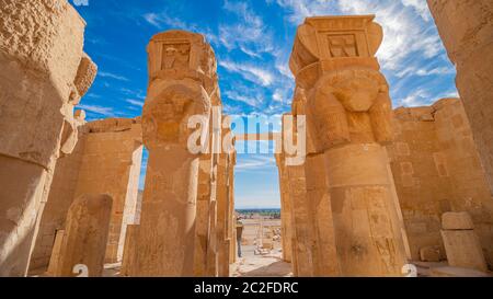 Luxor, Egipto: El Templo Mortuario de Hatshepsut, también conocido como el Djeser-Djeseru, es un templo mortuorio del Antiguo Egipto ubicado en el Alto Egipto Foto de stock