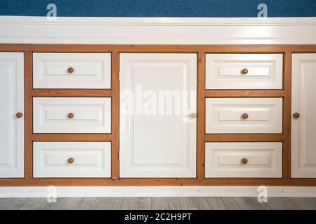 Armario ropero de madera vintage tradicionales con ferretería