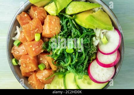Poke de salmón con aguacate, pepino y wakame, sobrecarga primerísimos