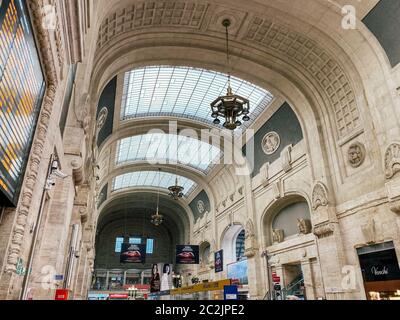 27 de septiembre de 2019. Sala de llegadas Milano Centrale tren de Milán, Italia. Estación de tren Milano Centrale. Viajar pe