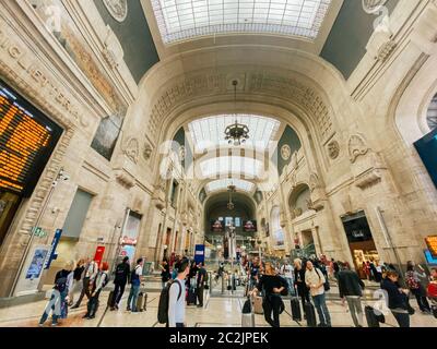 27 de septiembre de 2019. Sala de llegadas Milano Centrale tren de Milán, Italia. Estación de tren Milano Centrale. Viajar pe